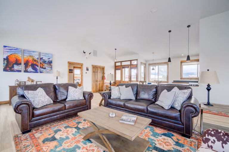 Living room with leather sofas at Montana Skies vacation rental in Livingston, MT